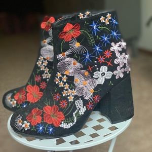 QUPID size 8 embroidered ankle boots